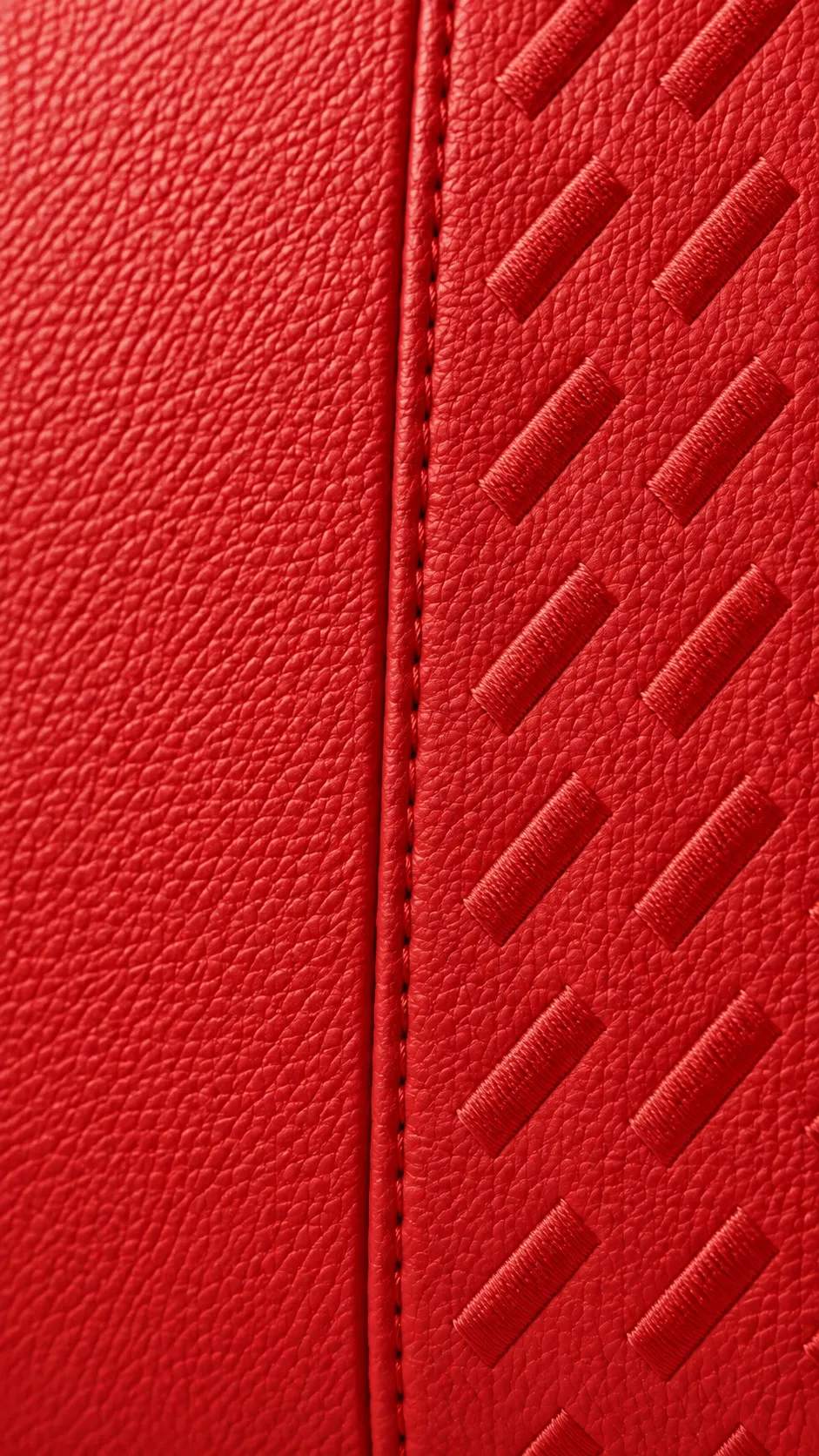 Detalhe da textura granulada da bolsa vermelha